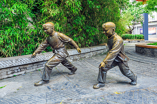 山东省青州古城街头儿童铜塑像