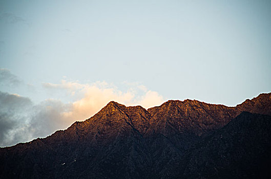 夕阳照金山