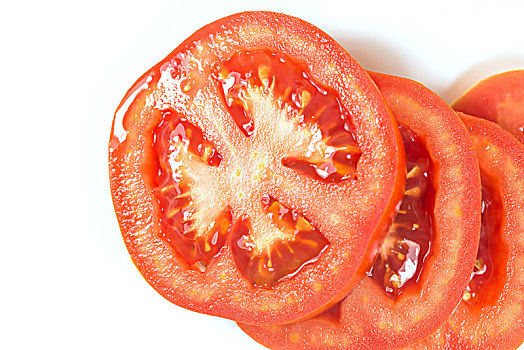 白背景上的西红柿切片