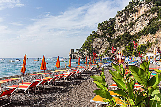彩色,伞,躺椅,砾石滩,靠近,波西塔诺,阿马尔菲海岸,坎帕尼亚区,意大利