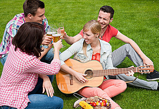 人,烧烤,啤酒,吉他,花园
