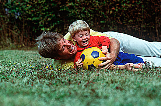 父子,玩,草地,足球,不列颠哥伦比亚省,加拿大