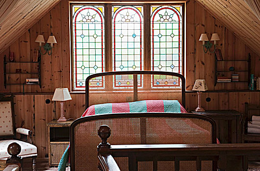 简单,卧室,双人床,正面,大,彩色玻璃窗