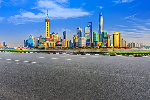 道路路面和上海陆家嘴金融中心建筑群