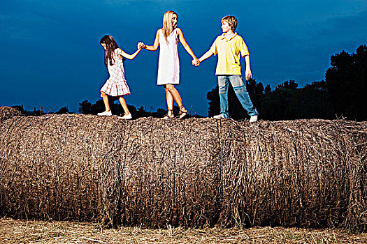 女人,走,两个孩子,干草堆
