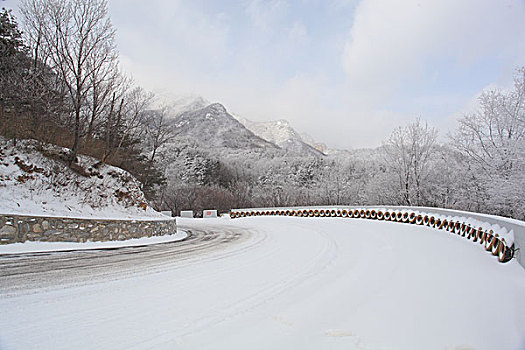 陕西秦岭分水岭公路雪景