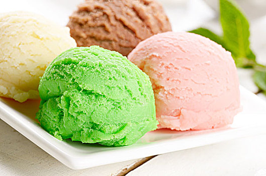 三个,冰淇淋球,白色背景,盘子