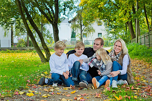 家庭,三个孩子,坐,草地,秋叶