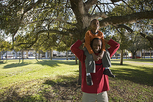 肖像,美国黑人,父亲,拿着,儿子,肩上,公园