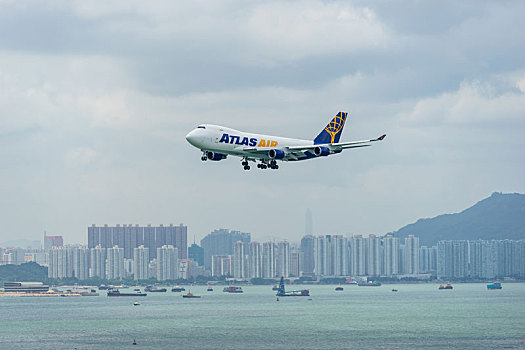 一架美国亚特拉斯航空的货运飞机正降落在香港国际机场