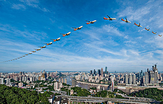 海南航空的飞机正飞越重庆市上空