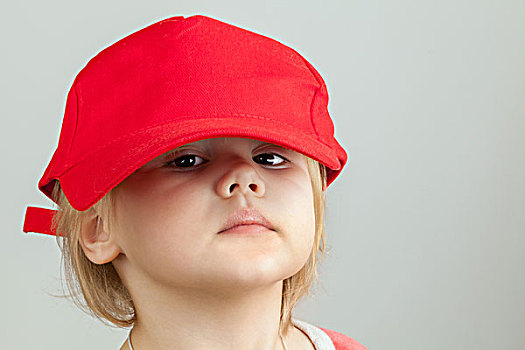 棚拍,肖像,有趣,女婴,大,红色,棒球帽,上方,灰色,墙壁,背景