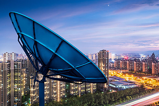 城市屋顶上的卫星接收器