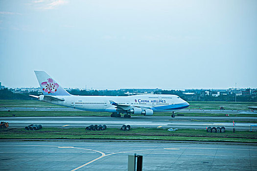 台湾桃园国际机场停机坪上正在准备起飞的客机