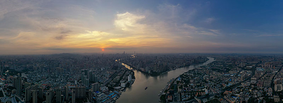 中国广东广州,航拍珠江白鹅潭的自然与城市景观