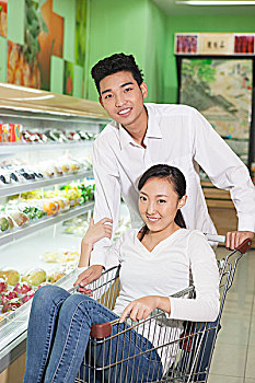一对年轻夫妇在超市购物