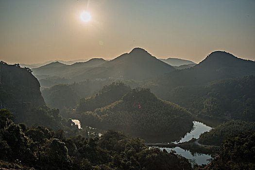 山,丹霞,河流,蓝天,黄昏,大气,田野,水电站,村庄,驴友,旅行,地质公园,丹霞地貌,绿色,灌木,树,草,水潭,素材,平面设计