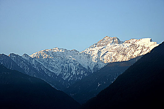 四川甘孜州泸定磨西镇眺望日照金山,贡嘎山