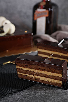 黑色巧克力黑森林蛋糕夹心奶油甜洋酒叉子西餐甜品甜点下午茶美食