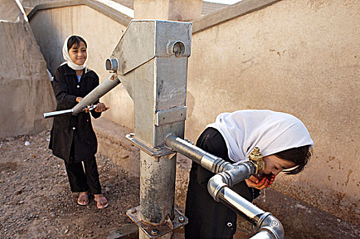 阿富汗,女学生,饮料,水,手,泵,政府,学校,城市,赫拉特,许多,设施,孩子,教室,岁月