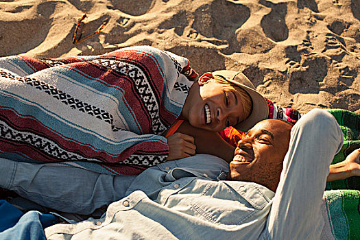 年轻,情侣,卧,一起,海滩