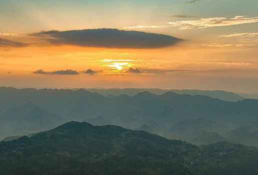 重庆酉阳,日出若美目扮靓乡村