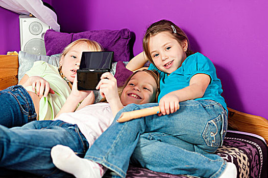 三个孩子,姐妹,玩电玩,房间