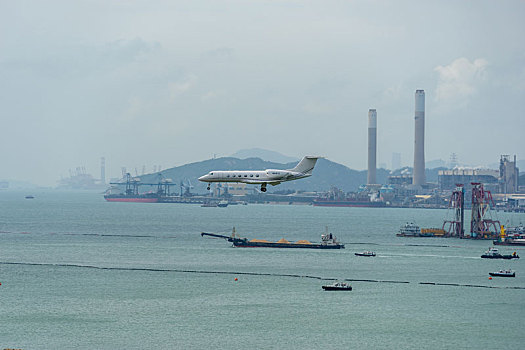 一架美国湾流航天生产的私人飞机正降落在香港国际机场