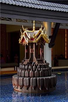 泰国曼谷大佛寺金碧辉煌的宝塔