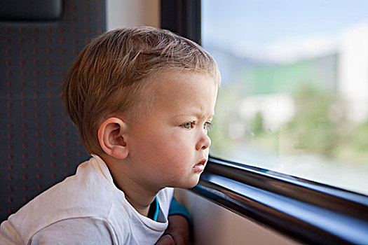 小男孩,向外看,列车