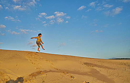 男孩,半空中,跳跃,沙丘,乌拉圭,南美