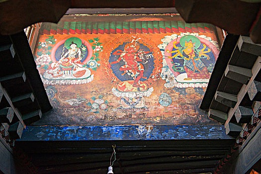 西藏拉萨鲁普岩寺院门廊壁画
