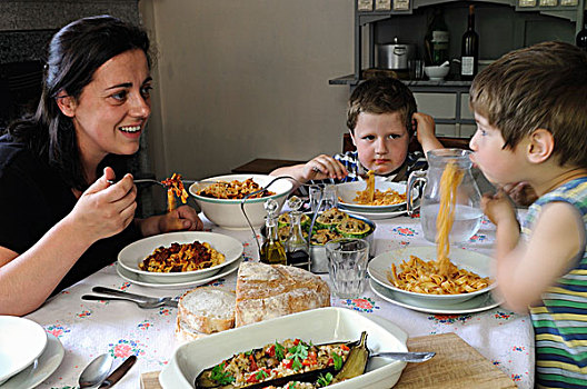 母兽,两个,孩子,坐,桌子,吃,意大利干面条