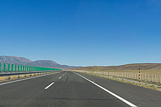 戈壁滩高速公路汽车背景-直行