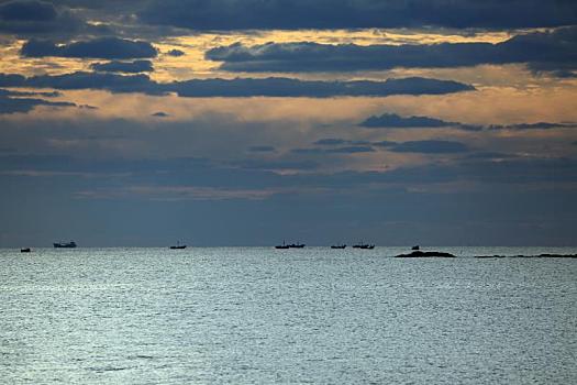 山东日照,晨光里的海边风景如画