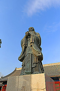 彝伦堂前孔子雕像