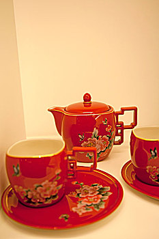 绘有牡丹蝴蝶的红色茶具一套