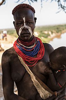 美女,哺育,婴儿,卡罗部落,奥莫河,南方,区域,埃塞俄比亚,非洲