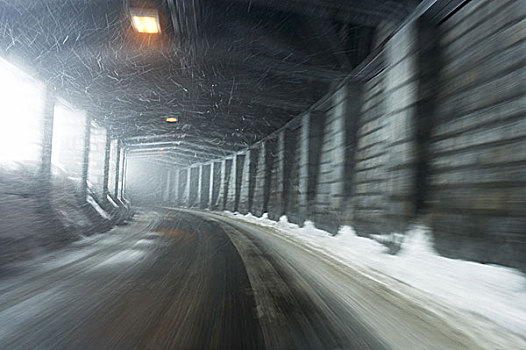 山路,隧道,画廊,下雪,冬天,山,街道,地下通道,路线,象征,交通安全,防护,概念,交通,公路,湿,积雪,平滑