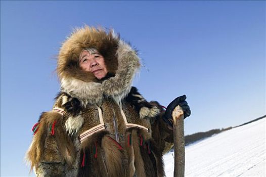 女性,老人,传统,毛皮,派克式大衣,冰冻,河,阿拉斯加