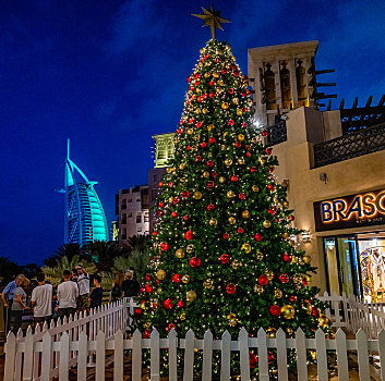 阿联酋迪拜朱美拉古堡集市圣诞树