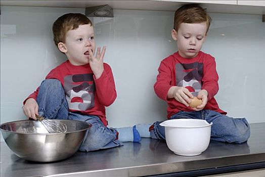 双胞胎,男孩,三个,一半,岁月,坐,厨房,上面,烘制
