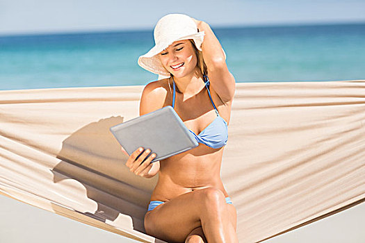 漂亮,女人,拿着,平板电脑,吊床,海滩