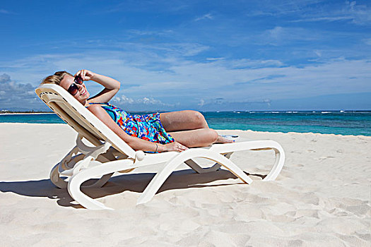女人,放松,沙滩椅,海洋,蓬塔卡纳,多米尼加共和国