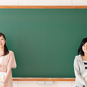 两个,女性,大学生,站立,正面,黑板