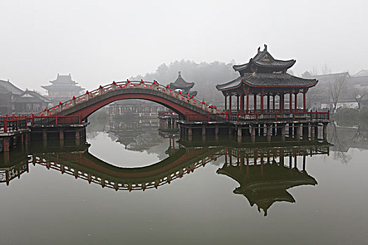 横店,影视基地,古代建筑,房子,木头,清明上河图,造景,城墙,城门,蓝天,湖,绿化,街道,亭子