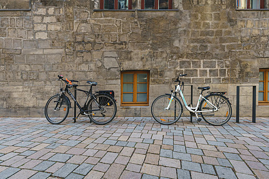 德国小镇奎德林堡街道与街边的自行车