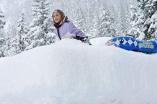 女孩,上方,陡峭,石台,雪,雪橇运动,深,下雪,阿拉斯加,冬天