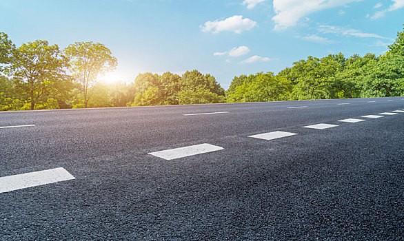 前景为空的道路地面和户外自然景观