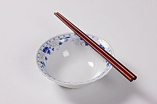 青花瓷碗和红木筷子